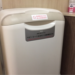 個室内のおむつ換えシート