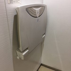 女性トイレ入り口すぐの脇にオムツ替え台があります