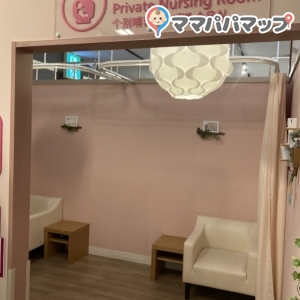 授乳室（2部屋・女性のみ・カーテンで仕切れます）