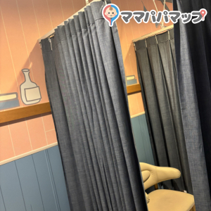 奥の広い授乳室を利用しました。途中で隣の授乳室に人が入ってきて、私が出る時に気をつけて開けないと、隣の人が見えてしまいそうになりました。カーテンはあまりにもペラペラです。