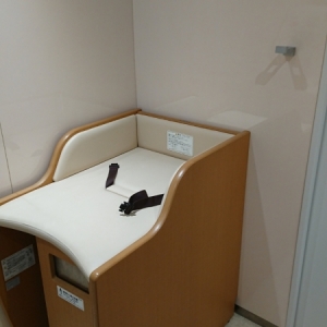 おむつ換えベッドの前にあるフックが以外と便利！