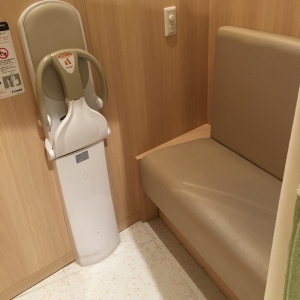 授乳室。個室のライトの明るさ調整出来ました。