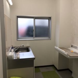 授乳室内(シンク、オムツ台、ゴミ箱)