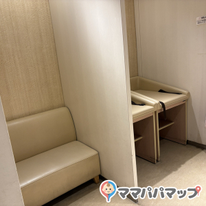 お連れの方も座れる部分があります。