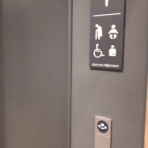 女子トイレ側の多目的トイレ