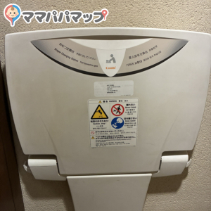 2F女子トイレ個室内のオムツ替え台