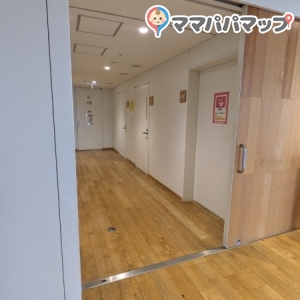 授乳室入口、右に受付あり