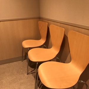 椅子が5つあるだけです。