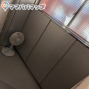 授乳室奥からの景色。窓にはスモークシールとブラインドがありました。