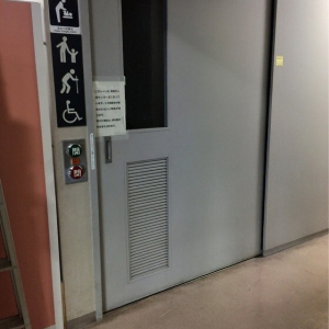 板橋区役所福祉部　志村福祉事務所 多機能トイレのオムツ替え台情報 画像1