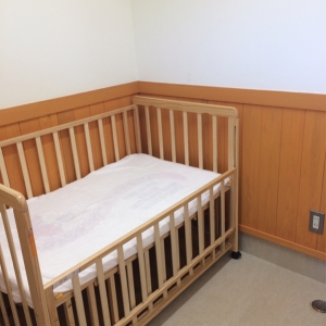 授乳室ですが、椅子はなくベビーベッドのみ。ベッドに座ってあげる感じでしょうか。