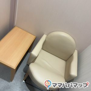 授乳室内。男性でも入れるオムツ替え等のスペースの奥に授乳室ではなく、オープンスペースからすぐ入れる個室がふた部屋あります。なので、小学生低学年の男の子と一緒でも入りやすいです！