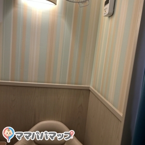 カーテンで仕切られるよくある授乳スペースだけど、扇風機がついてて夏はありがたい！！涼しくて最高でした。