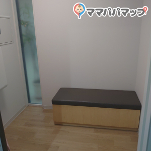 ベンチの前に折りたたみ式のおむつ換え台があり、おむつ換え台を出さなければベビーカーも一緒にはいれます
