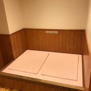 可児市子育て健康プラザ ｍａｎｏ 中央児童センターにこっと(1F)の授乳室・オムツ替え台情報 画像2
