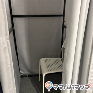 椅子が一つだけでこの広さなので一人しか使えません。