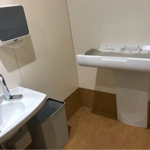 多目的トイレにオムツ台があります。座ってのせられる台もありました。扉は開け閉めボタン式で、自動で施錠されます。