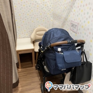 狭くはなりますが､ベビーカー(A型)のまま入ってもカーテンを閉めることができました。