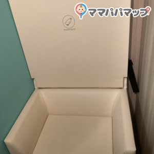 椅子の後ろにオムツ台があります。