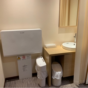 オムツ替え台と洗面台。石鹸はないが清潔