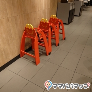 股の部分はＴ字の支えに加え、ベルトも付いていました。テーブルはないタイプのベビーチェア