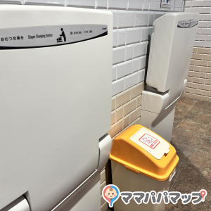 あみアウトレット女性トイレ内オムツ替え(1F)のオムツ替え台情報 画像2
