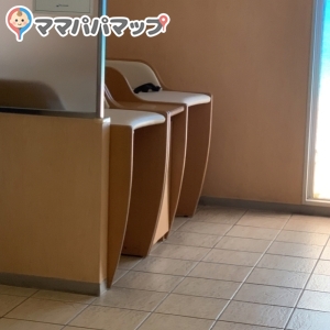 女子トイレの手洗い場向かい