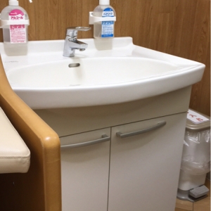 洗面台とオムツ用のゴミ捨てがあります