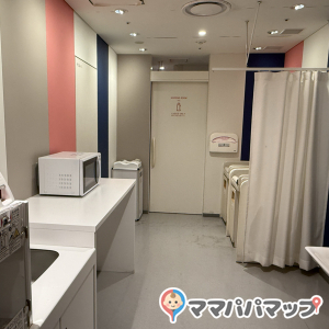 入り口から中を撮影。シンク、手洗い、お湯、電子レンジあり。オムツ交換台は2台。奥に授乳室があり、小部屋が2部屋。