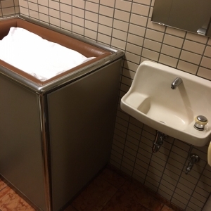 成田空港(61-62ゲート前 女子トイレ内)のオムツ替え台情報 画像3