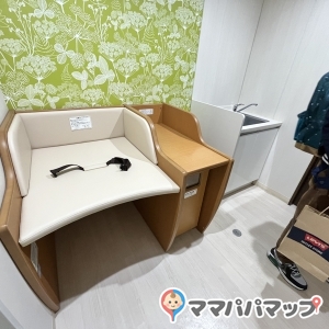 ゴミ箱付きおむつ交換台