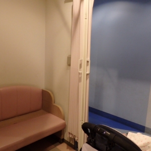 アコーディオンカーテンで仕切ることが出来ますが、すぐ横は通路で行き交う人の足が見えます