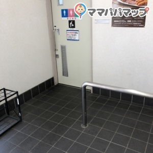 入り口はいってすぐ左側に多目的トイレがあります。
