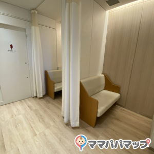 授乳室は女性専用となっており、カーテンで仕切る個室が2つあります。ソファのみで机等はありません。