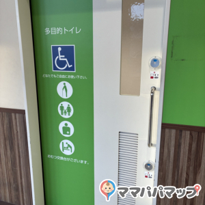多目的トイレにおむつ台があります
