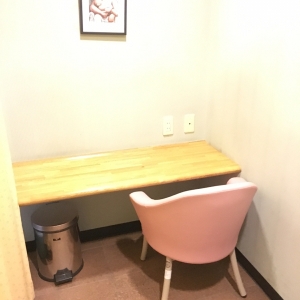 テーブルがあるので荷物がたくさん置けますよ