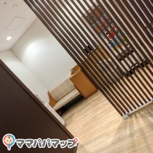 ミルク◯、おむつ替えシート◯、ゼリータイプのドリンク（クー）自販◯