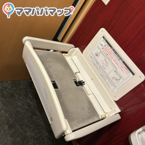 写っていませんが、おむつを捨てられるゴミ箱が有ります。
