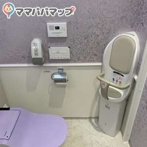 手前トイレ　ベビーチェア