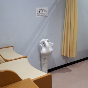 授乳の個室はオムツ替え台の真後ろ、1.5mほどしか離れていない。