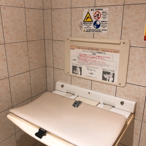 3階多目的トイレのオムツ台