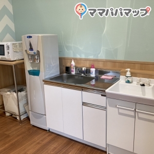 手洗い場のほかに哺乳瓶を洗うシンクもあります