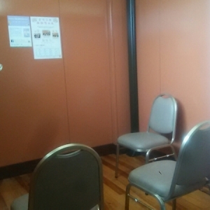 授乳室はホール内の更衣室の奥で、カーテンで仕切ってあります。