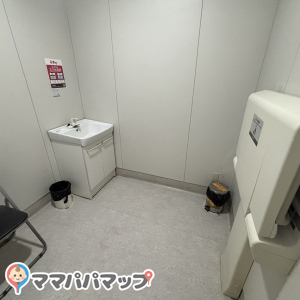 コメリ 現場(1F)の授乳室・おむつ替え台の写真(1枚目)
