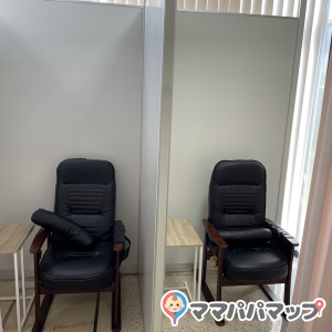 授乳室は2つ。荷物置きがあり、カーテンはフックなどはありませんがレールの磁石で止まるようになっています。