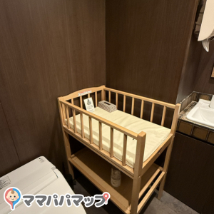 女子トイレに交換台とオムツ捨てるゴミ箱がありました。