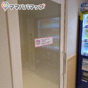 授乳室は女性のみですが、扉にその旨のステッカーが貼ってあるため、扉が開いている場合注意書きが見えません。パパさん注意です！