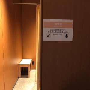 カーテンの中に個室２つです