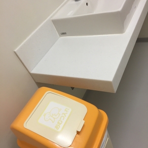 オムツ用ゴミ箱と手洗い台