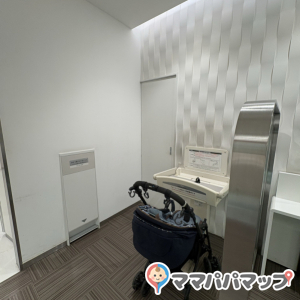 アミュプラザ長崎本館ミラクルトイレ(2F)のオムツ替え台情報 画像1